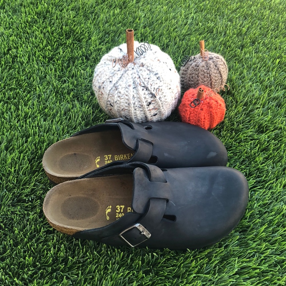 Birkenstock Boston oil leathered. Black in color.